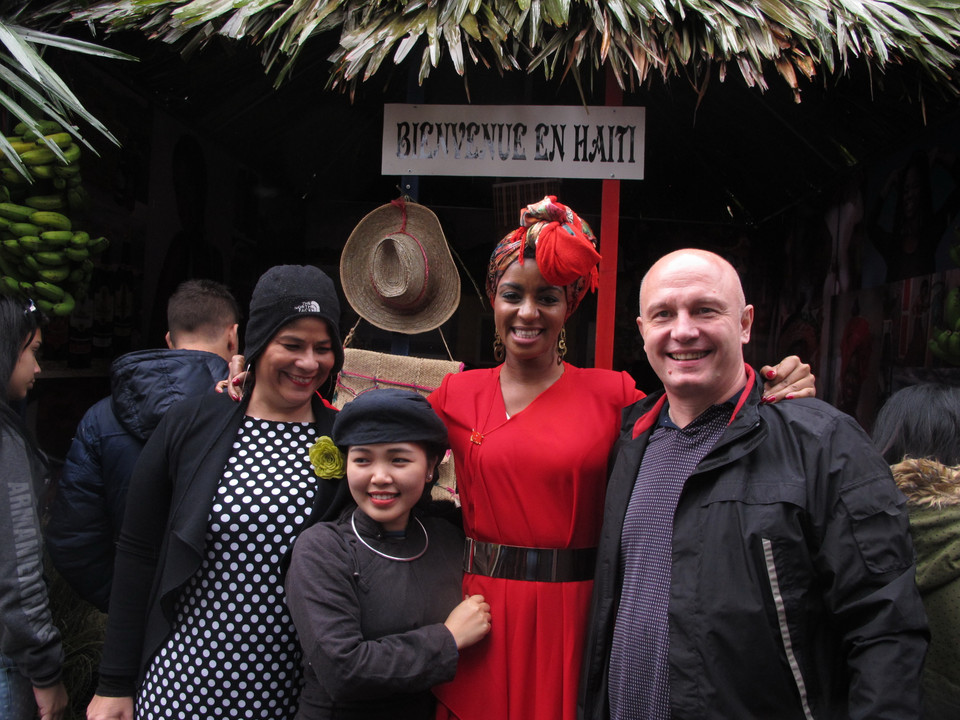 Với sự sôi động từ những bản nhạc và những điệu nhảy độc đáo, gian hàng của quốc gia Haiti luôn thu hút rất đông các thực khách. (Ảnh: Tiến Đạt/Vietnam+)