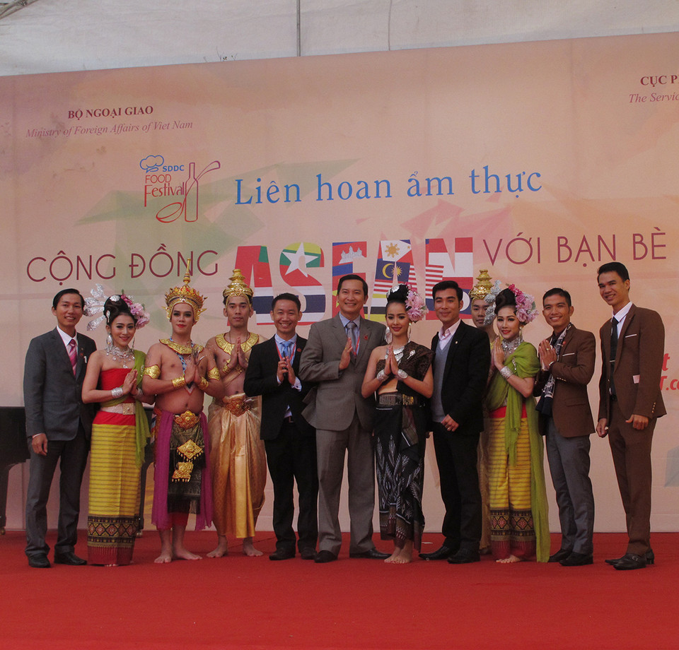 Các nghệ sỹ Thái Lan chào khán giả sau khi kết thúc phần biểu diễn. (Ảnh: Tiến Đạt/Vietnam+)