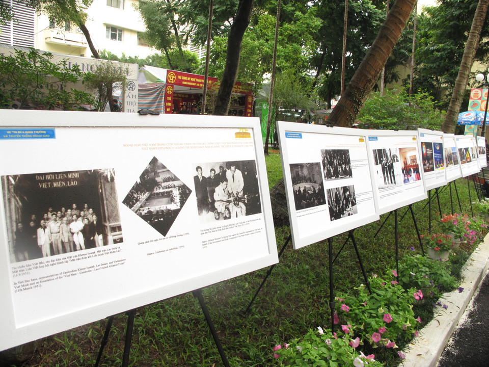 Bên cạnh việc được thưởng thức những món ăn ngon, những người tới đây còn có thể theo dõi một số hình ảnh về lịch sử, văn hóa Đông Nam Á qua ảnh trưng bày. (Ảnh: Tiến Đạt/Vietnam+)