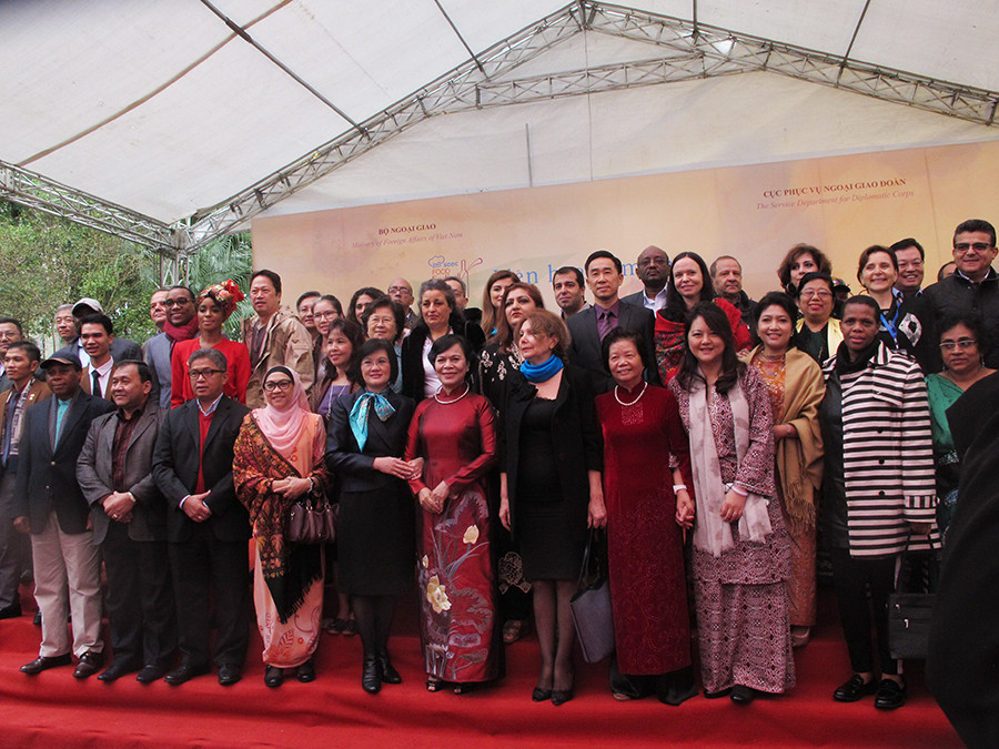 Các vị khách mời chụp ảnh lưu niệm. (Ảnh: Tiến Đạt/Vietnam+)