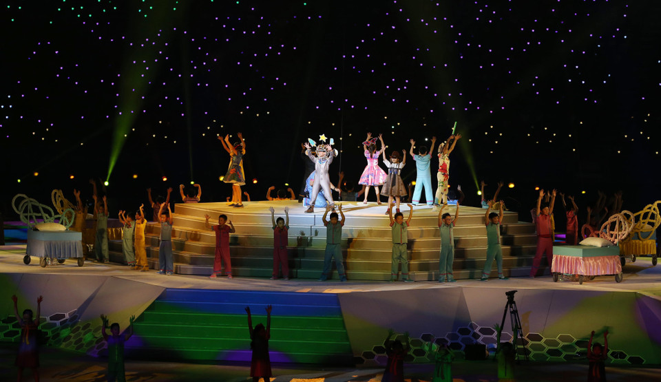 Biểu diễn nghệ thuật trong lễ khai mạc SEA Games 28. (Ảnh: Quốc Khánh /TTXVN )