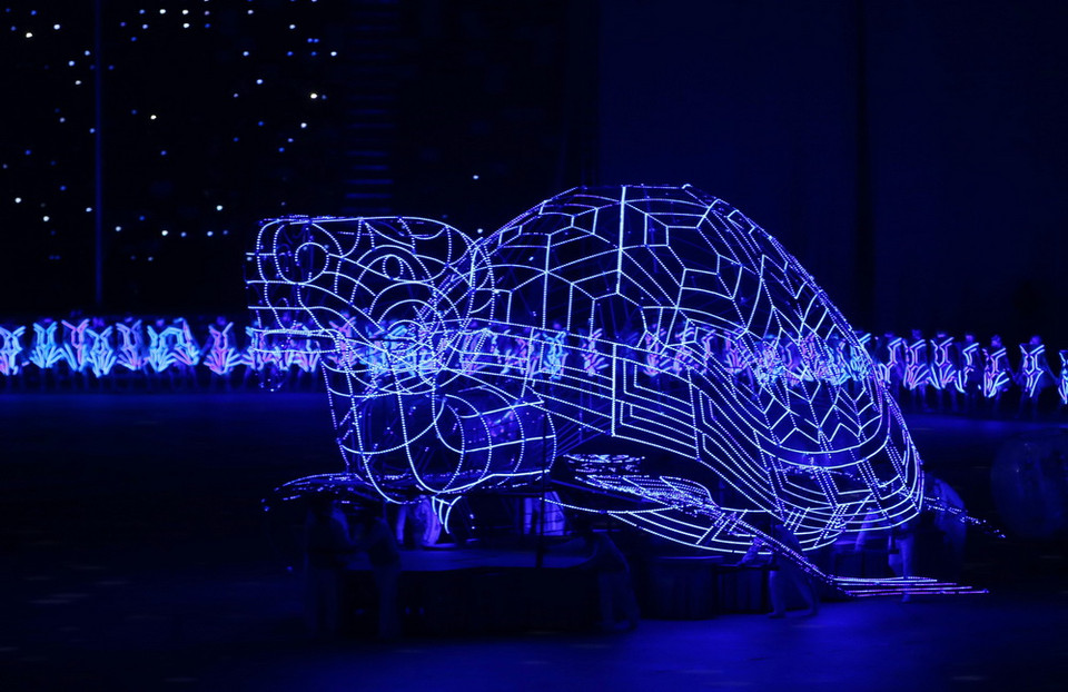 Biểu diễn nghệ thuật trong lễ khai mạc SEA Games 28. (Ảnh: Quốc Khánh /TTXVN )