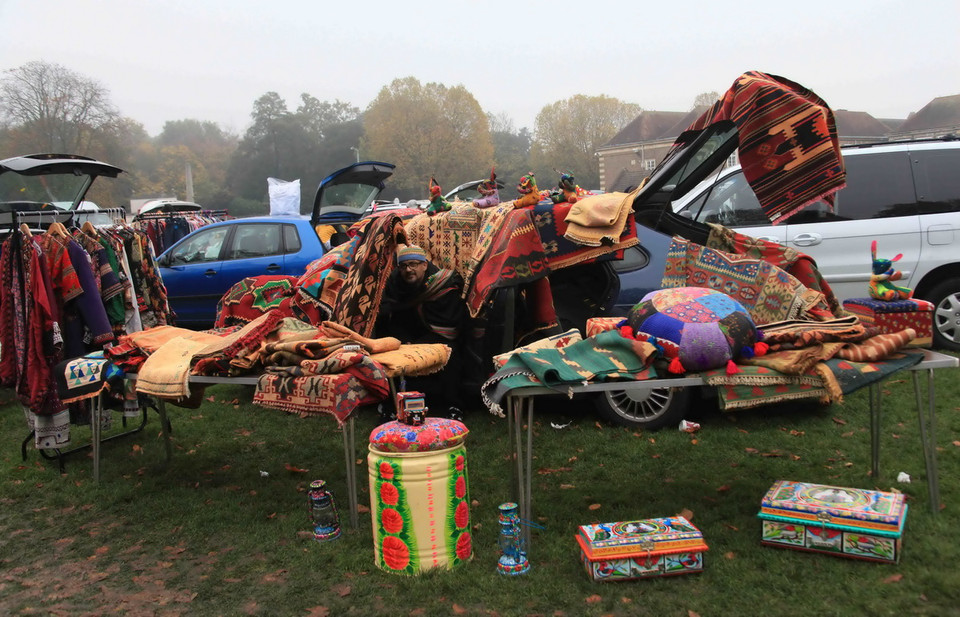 Cơ hội tốt để quảng cáo sản phẩm. Người đàn ông này có cả cửa hàng, trang web www.loaflifestyle.co.uk và facebook để bán và giới thiệu sản phẩm. (Ảnh: Như Mai/Vietnam+) 