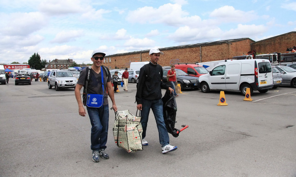 Khách mua hoan hỷ ra về với túi đồ to. (Ảnh: Như Mai/Vietnam+) 