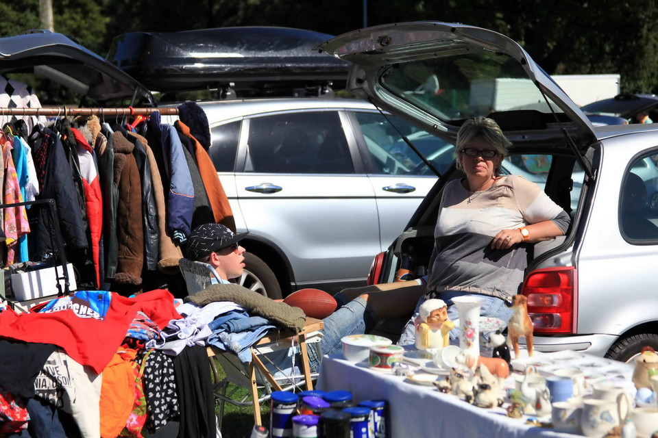 Hai mẹ con ngồi bán đến phút cuối, dù tiền thu được đôi khi chỉ đủ, cũng có khi không đủ bù tiền trả phí đỗ xe bán hàng (phí thường từ 15, 25, 30, hoặc 60 bảng tùy thuộc vào loại xe). (Ảnh: Như Mai/Vietnam+) 