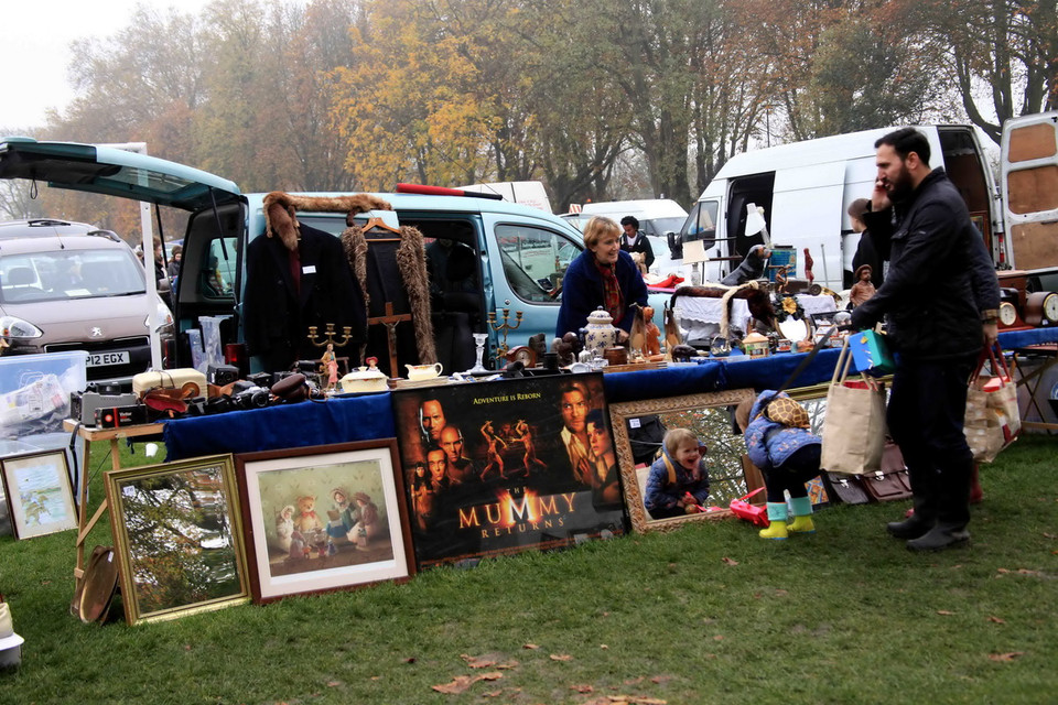 Bán hàng tại chợ có cả dân buôn, gọi vui là những người 'buôn kỷ niệm, bán giấc mơ,' kinh doanh nhiều mặt hàng. (Ảnh: Như Mai/Vietnam+) 