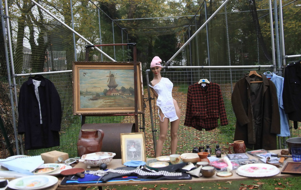 Theo ước tính năm 2013 đăng trên trang www.thisismoney.co.uk, Vương quốc Anh 'tích' tới 50 tỷ bảng quần áo, sách, đồ dùng không dùng tới. (Ảnh: Như Mai/Vietnam+) 