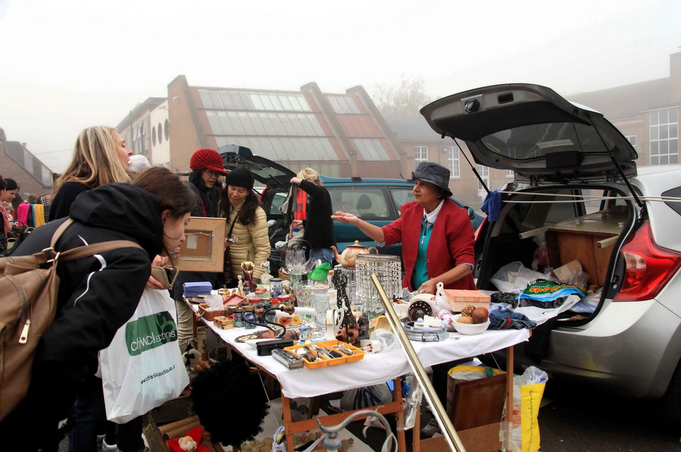 Mở cốp xe, thuê thêm chiếc bàn là có thể bắt đầu mở hàng ở chợ 'car-boot sale.' (Ảnh: Như Mai/Vietnam+) 
