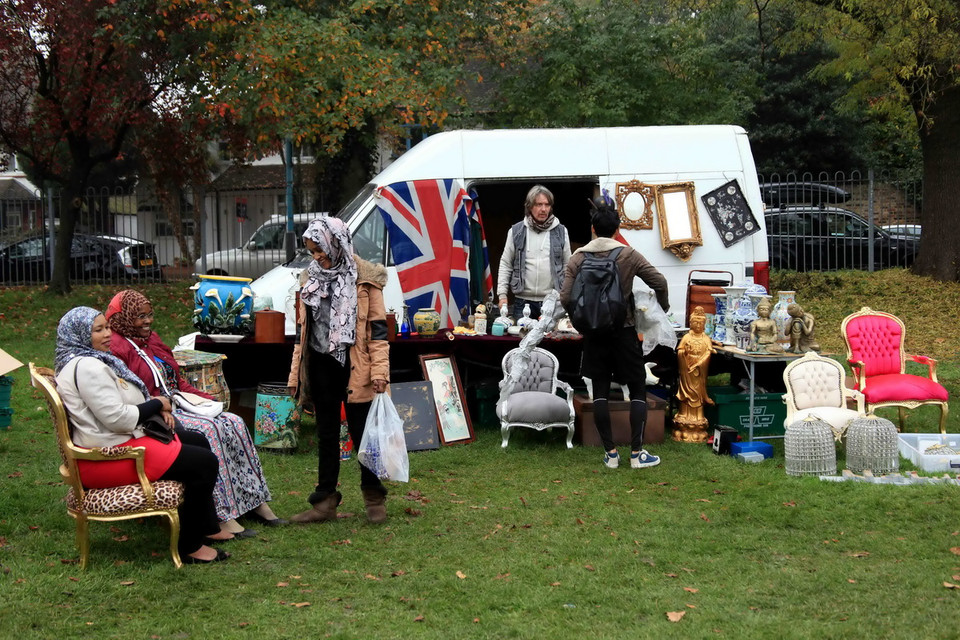 Chợ 'car-boot sale' - nơi gặp gỡ, thư giãn, mua sắm hay kiếm tiền cuối tuần của khách mua và người bán. (Ảnh: Như Mai/Vietnam+) 