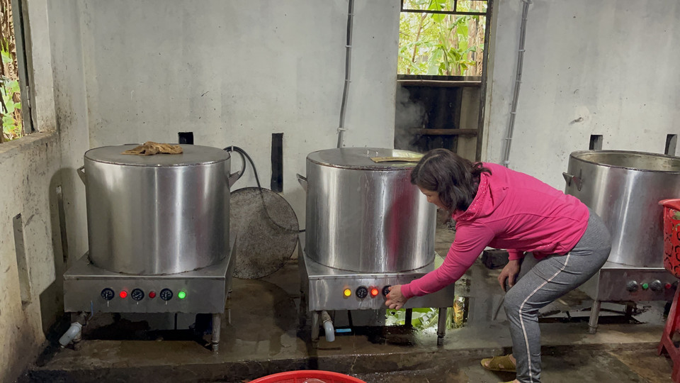 Bánh tét Mặt Trăng và bánh chưng được luộc bằng nồi điện. (Ảnh: Thanh Thủy/TTXVN)