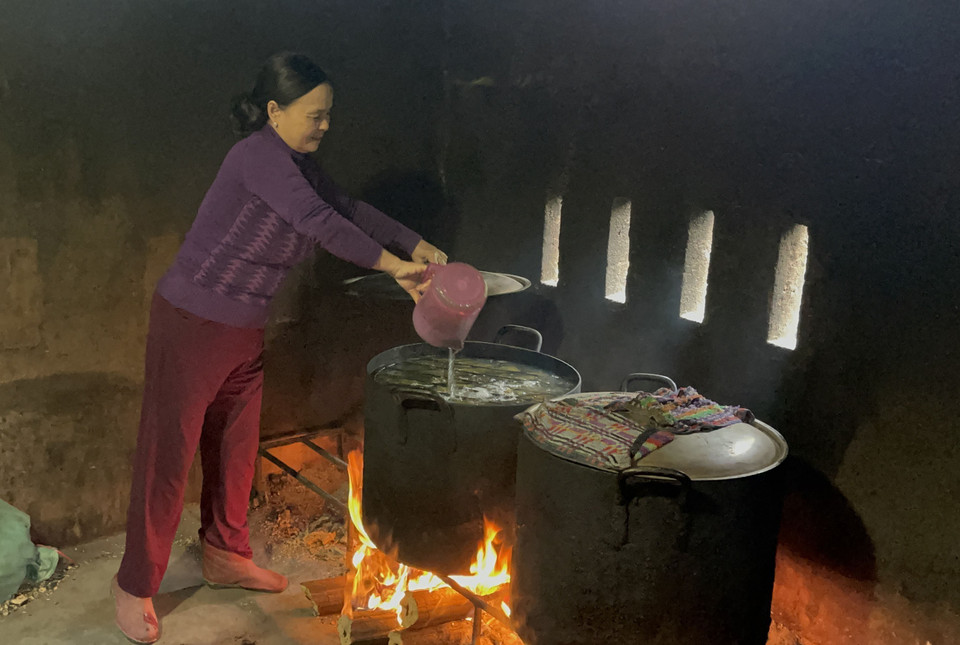 Bánh tét Mặt Trăng được luộc bằng bếp củi trong 8 giờ đồng hồ. Bánh tét Mặt Trăng thơm ngon hơn nhờ có lá rau ngót, xay nhuyễn lấy nước, rồi trộn chung nếp, tạo màu xanh cho bánh và giúp bánh dẻo thơm hơn. (Ảnh: Thanh Thủy/TTXVN)