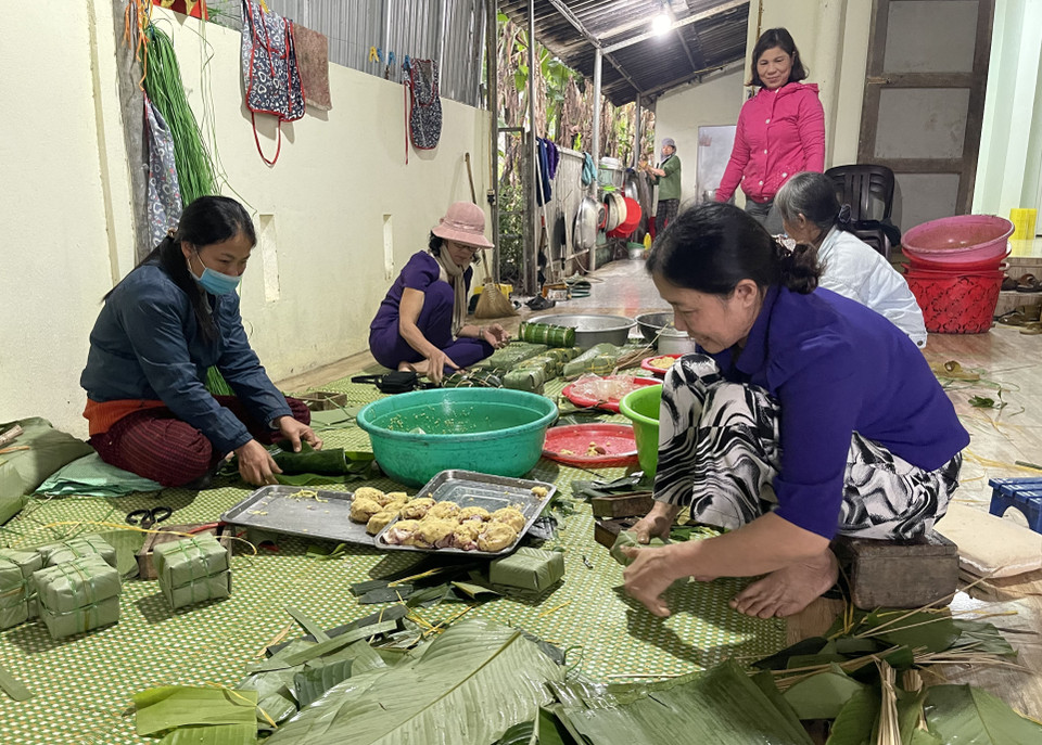 Gói bánh chưng tại làng Đại An Khê. (Ảnh: Thanh Thủy/TTXVN)