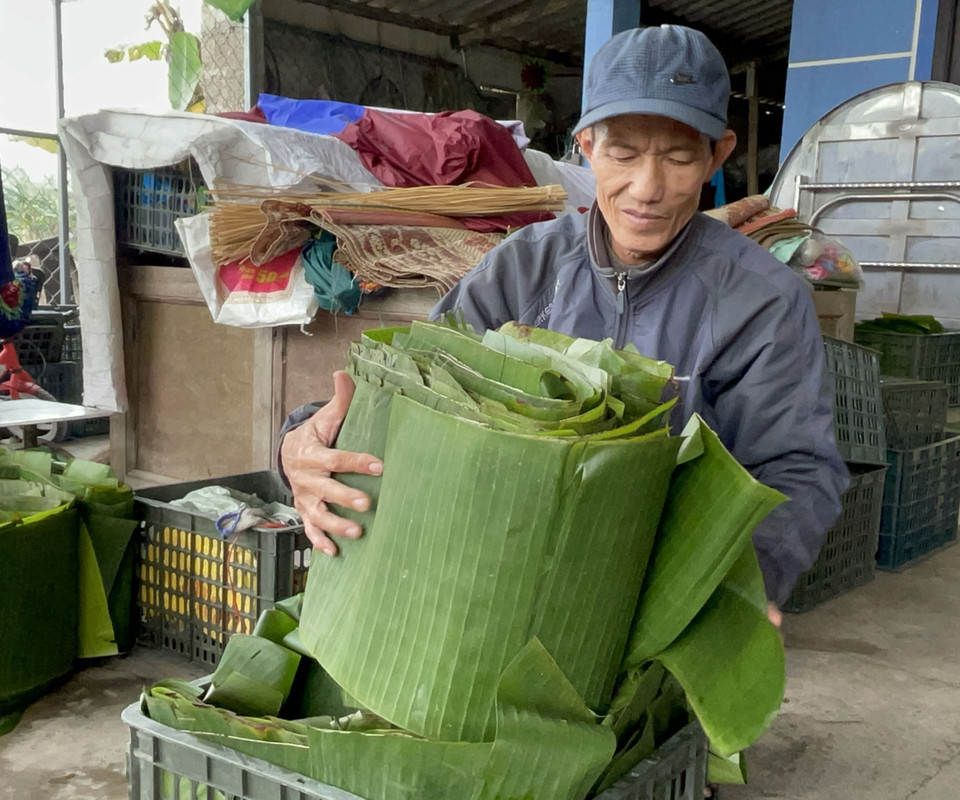 Lá chuối được lau sạch, dùng làm lớp lót bên trong bánh. (Ảnh: Thanh Thủy/TTXVN)