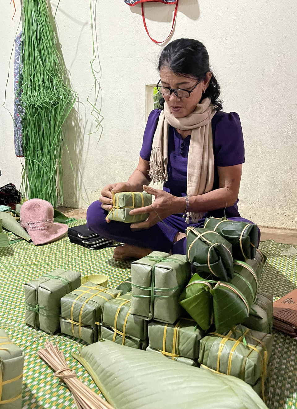 Gói bánh chưng tại làng Đại An Khê. (Ảnh: Thanh Thủy/TTXVN)