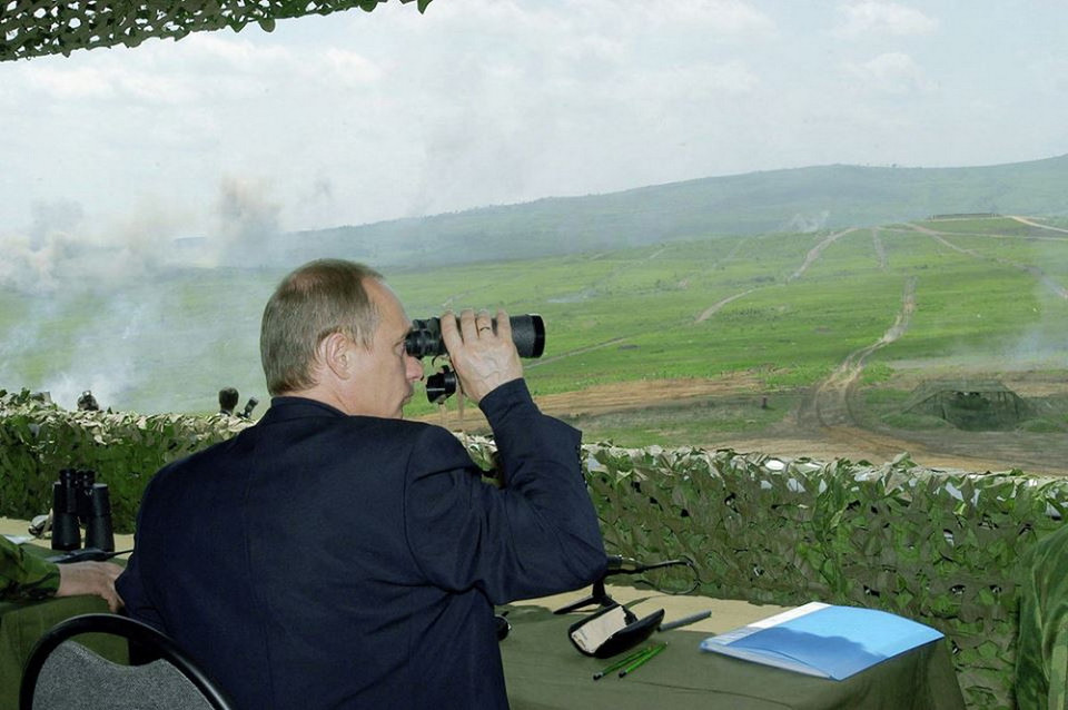Vladimir Putin tham gia bài tập lưu động tại trung tâm huấn luyện Sergeyevsky năm 2004. (Nguồn: SPUTNIK)
