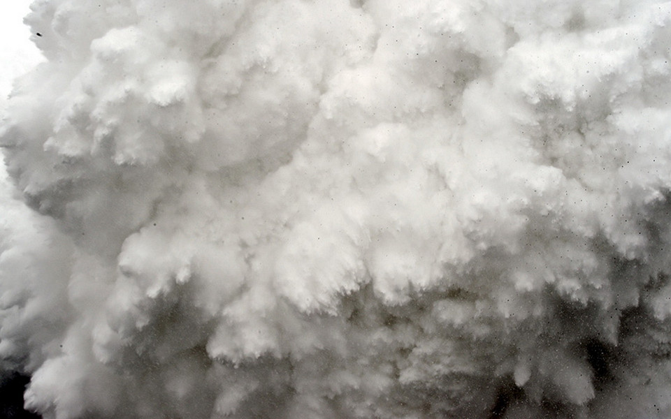 Bức ảnh chụp từ một hầm trú ẩn tại Everest cho thấy hậu quả của trận động đất Nepal. Không gian hoàn toàn bị bao phủ bởi một đám khói bụi khổng lồ gồm tuyết và các mảnh vỡ. (Ảnh: Roberto Schmidt/AFP)