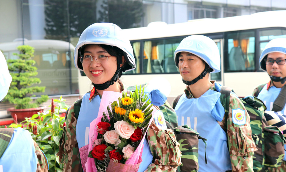 Thiếu úy Huỳnh Cẩm Thư, Bệnh viện Dã chiến cấp 2 số 1 Việt Nam trước giờ lên máy bay sang Nam Sudan nhận nhiệm vụ. (Ảnh: Xuân Khu/TTXVN)