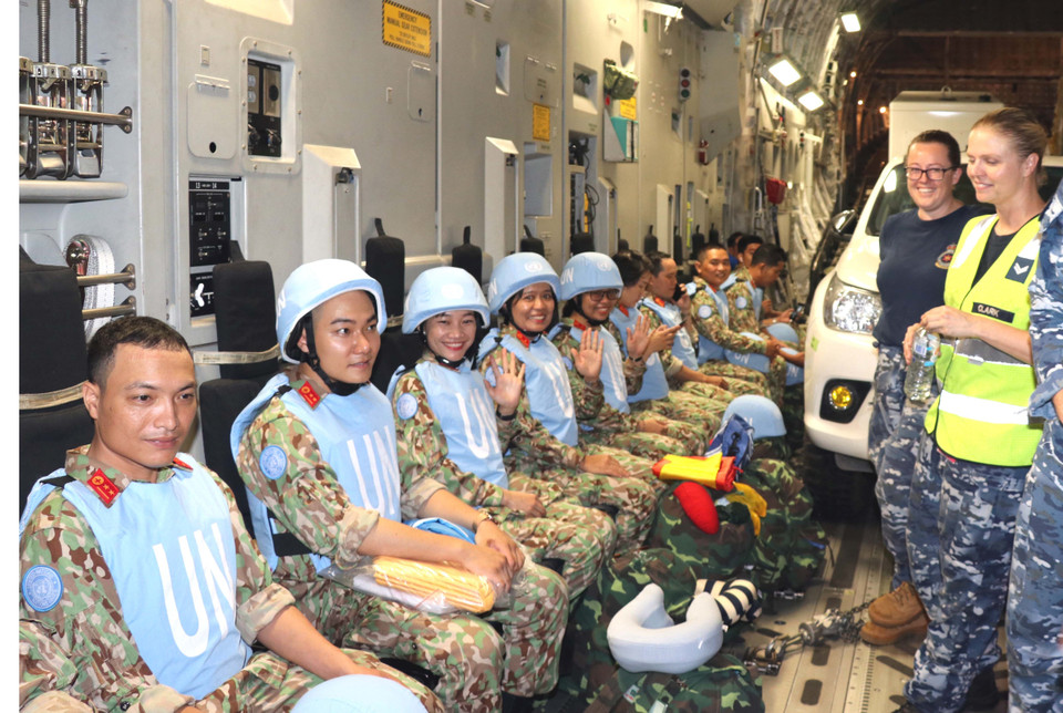 Cán bộ, nhân viên Bệnh viện Dã chiến cấp 2 số 1 trong máy bay C17 của Lực lượng Không quân Hoàng gia Australia chuẩn bị lên đường sang Nam Sudan nhận nhiệm vụ. (Ảnh: Xuân Khu/TTXVN)