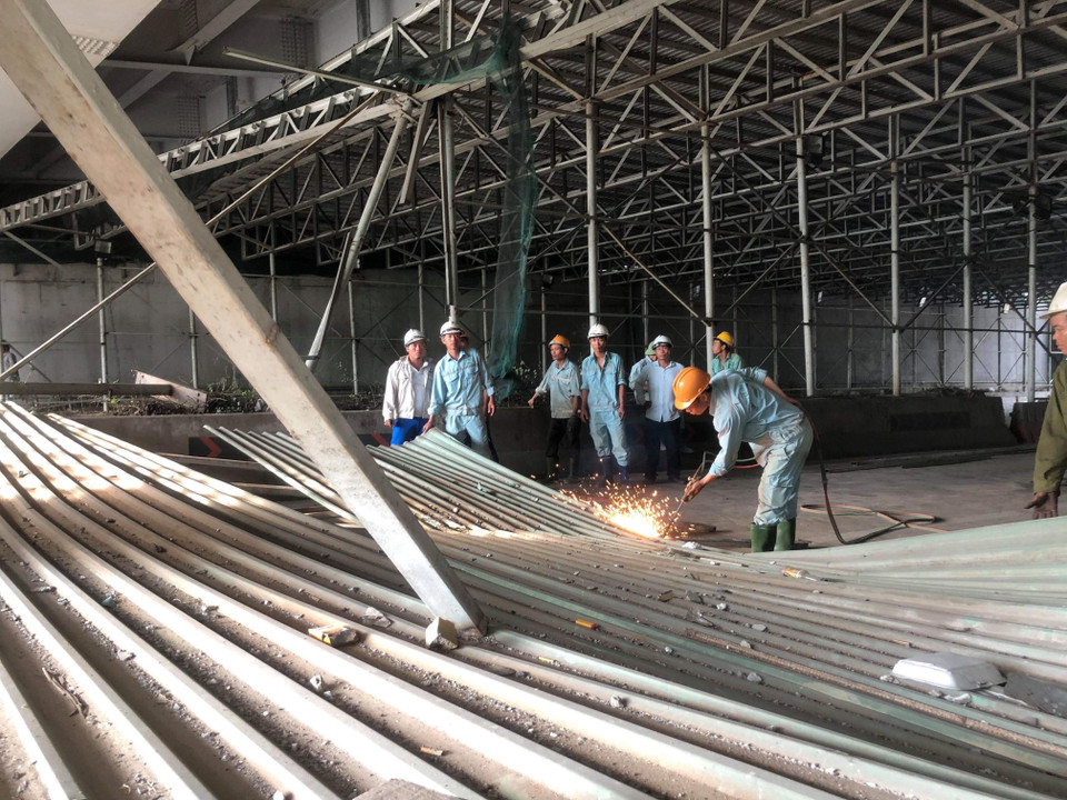 Các lực lượng chức năng khắc phục sự cố. (Nguồn: TTXVN phát)