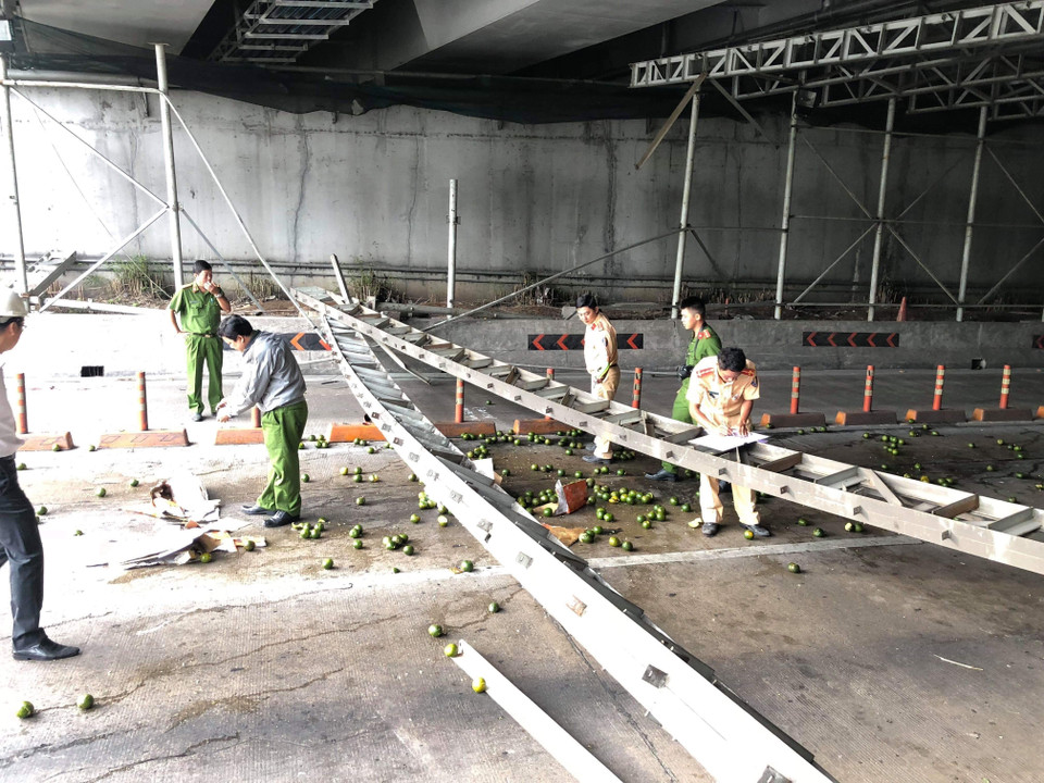 Các lực lượng chức năng khắc phục sự cố. (Nguồn: TTXVN phát)