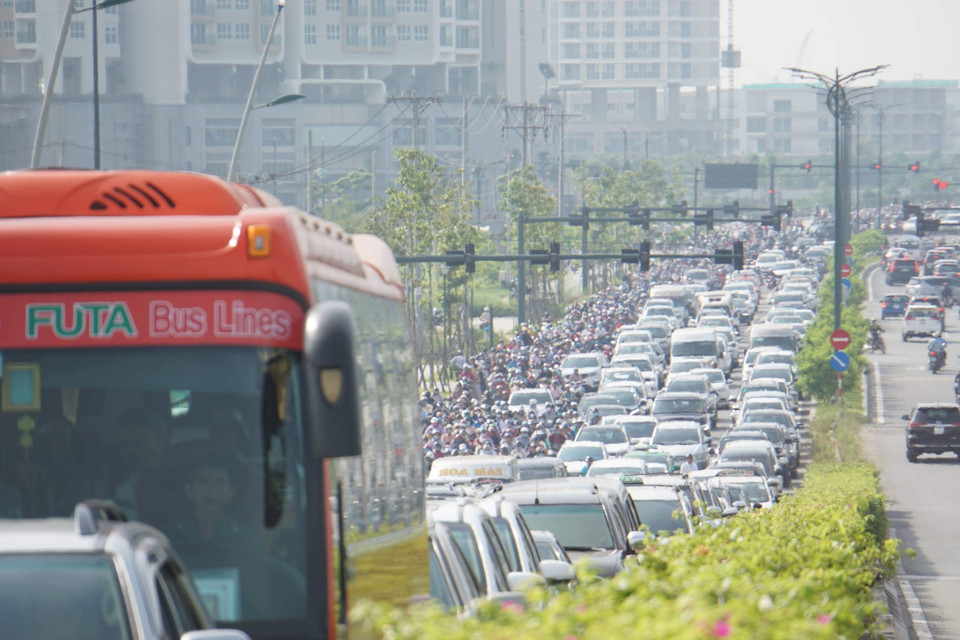 Tắc đường Mai Chí Thọ, hướng về cầu Thủ Thiêm. (Nguồn: TTXVN phát)