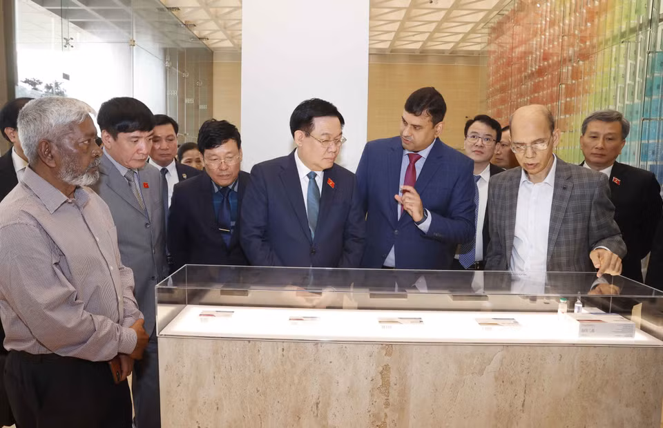 Chủ tịch Quốc hội và đại biểu tham quan gian trưng bày sản phẩm thuốc của Công ty Dược phẩm Beximco. (Ảnh: Doãn Tấn/TTXVN)