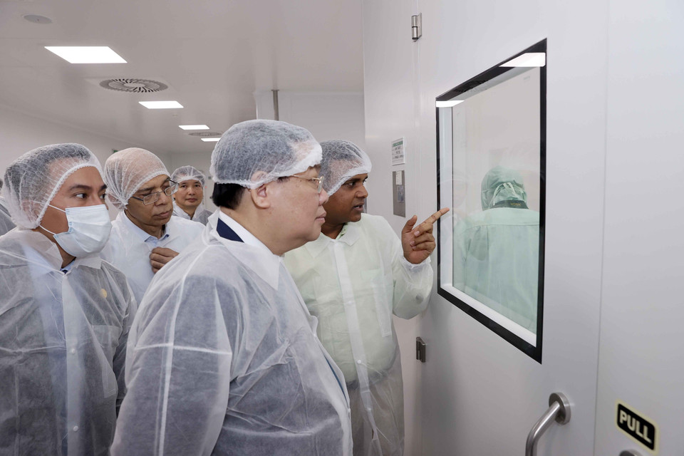 Chủ tịch Quốc hội Vương Đình Huệ thăm nhà máy sản xuất thuốc của Công ty Dược phẩm Beximco. (Ảnh: Doãn Tấn/TTXVN)