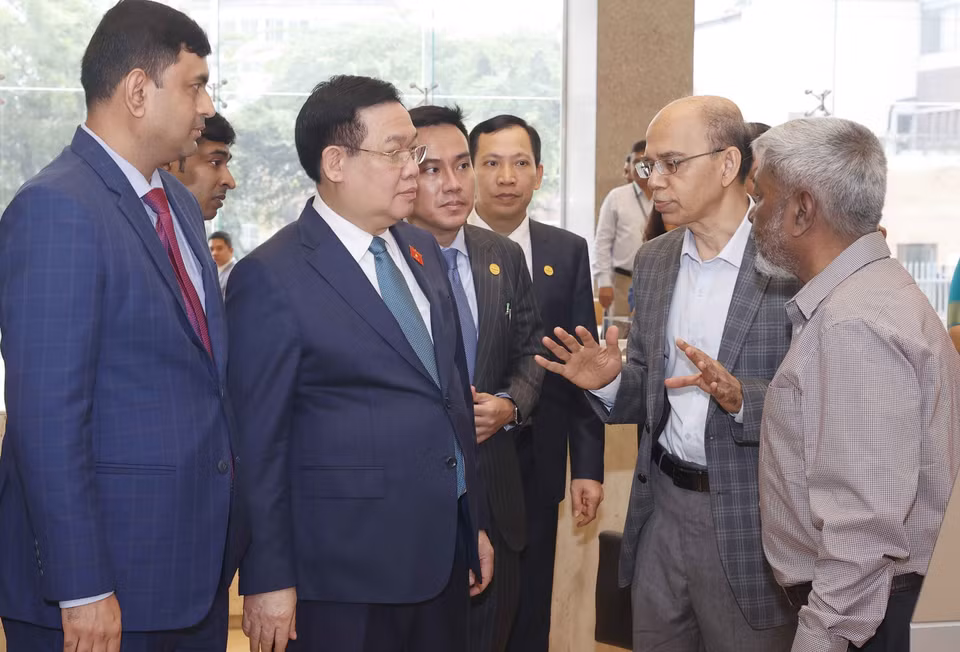 Chủ tịch Quốc hội Vương Đình Huệ trao đổi với lãnh đạo Công ty Dược phẩm Beximco. (Ảnh: Doãn Tấn/TTXVN)