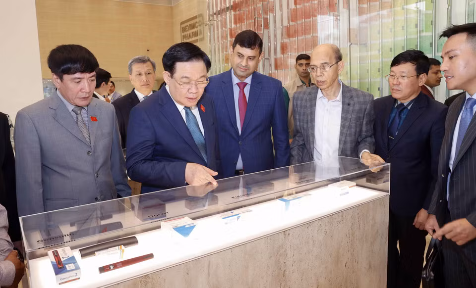 Chủ tịch Quốc hội Vương Đình Huệ và đại biểu tham quan gian trưng bày sản phẩm thuốc của Công ty Dược phẩm Beximco. (Ảnh: Doãn Tấn/TTXVN)