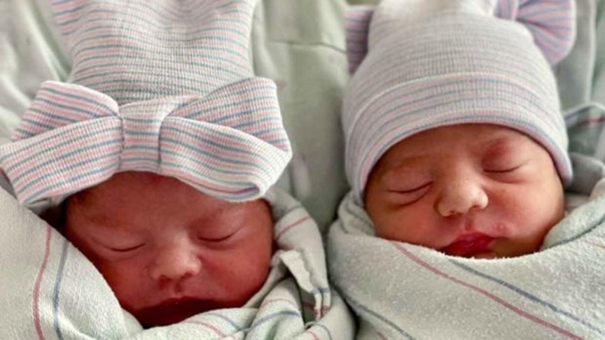 Hai bé Alfredo và Aylin ở bang California (Mỹ) là một cặp sinh đôi nhưng lại có ngày tháng năm sinh hoàn toàn khác nhau. Trường hợp hiếm gặp này xảy ra khi cặp vợ chồng Fatima Madrigal và Robert Trujillo tới sinh con tại Trung tâm y tế Natividad. Cậu con trai Alfredo Antonio Trujillo rời khỏi bụng mẹ vào lúc 23h45 (giờ địa phương) đêm 31/12/2021. Trong khi đó, cô em gái song sinh Aylin Yolanda Trujillo chào đời muộn hơn anh 15 phút, đúng vào lúc chuông đồng hồ điểm 0h của thời khắc chuyển giao sang năm mới 2022. Bé Aylin nặng 2,665kg, còn Alfredo nặng 2,750kg, cả hai đều khỏe mạnh. (Ảnh: ABC/TTXVN)