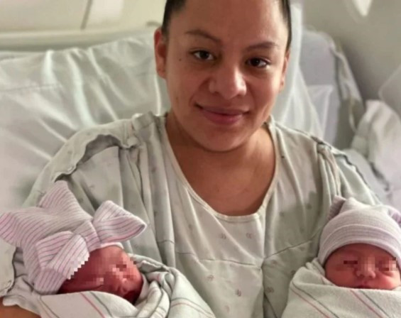 Hai bé Alfredo và Aylin ở bang California (Mỹ) là một cặp sinh đôi nhưng lại có ngày tháng năm sinh hoàn toàn khác nhau. Trường hợp hiếm gặp này xảy ra khi cặp vợ chồng Fatima Madrigal và Robert Trujillo tới sinh con tại Trung tâm y tế Natividad. Cậu con trai Alfredo Antonio Trujillo rời khỏi bụng mẹ vào lúc 23h45 (giờ địa phương) đêm 31/12/2021. Trong khi đó, cô em gái song sinh Aylin Yolanda Trujillo chào đời muộn hơn anh 15 phút, đúng vào lúc chuông đồng hồ điểm 0h của thời khắc chuyển giao sang năm mới 2022. Bé Aylin nặng 2,665kg, còn Alfredo nặng 2,750kg, cả hai đều khỏe mạnh. (Ảnh: Facebook/TTXVN)