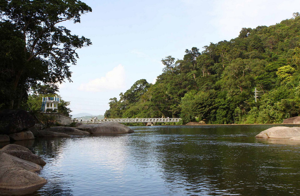 Thác Krông Kmar hiền hòa dưới chân núi Chư Yang Sin. (Ảnh: Dương Giang/TTXVN)