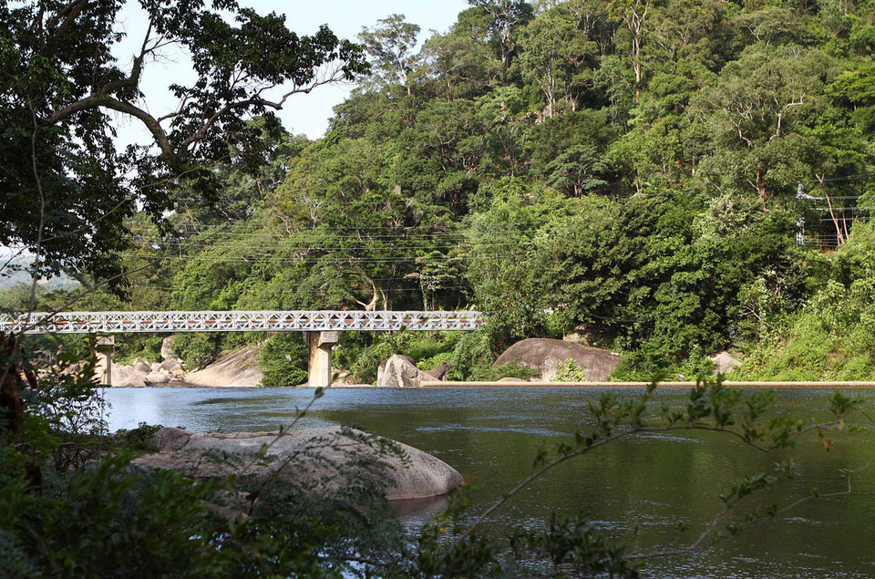 Thác Krông Kmar hiền hòa dưới chân núi Chư Yang Sin. (Ảnh: Dương Giang/TTXVN)