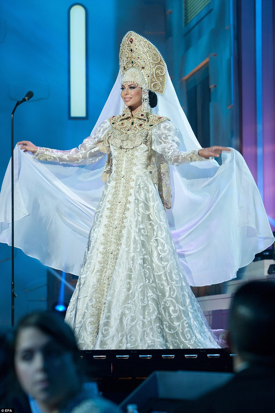 Hoa hậu Nga Yulia Alipova mặc trang phục từ thời kỳ Byzantine và ảnh hưởng lớn tới văn hóa quốc gia bạch dương. Chiếc mũ được trang trí cầu kỳ nhờ họa tiết thêu tay và ngọc lục bảo. (Nguồn: Dailymail.co.uk)