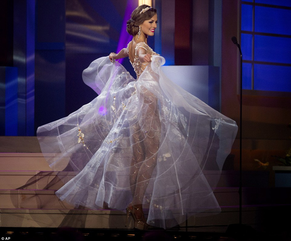 Trang phục của Hoa hậu Litva Patricija Belousova cũng gợi cảm không kém khi có thể nhìn xuyên thấu từng cm bên trong. (Nguồn: Dailymail.co.uk)