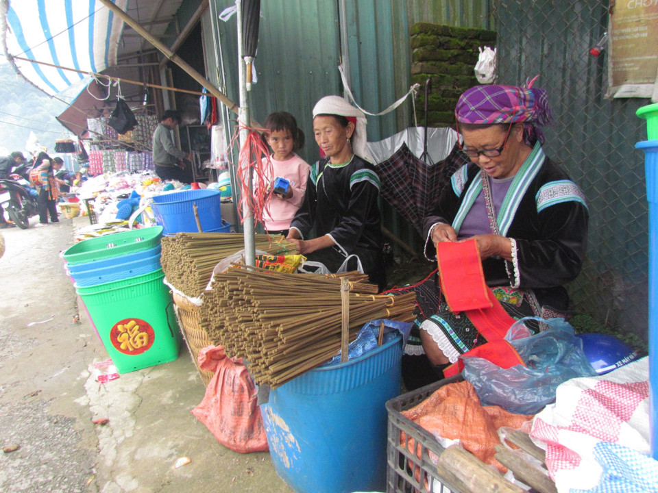 Từ rất lâu, hương của đồng bào dân tộc Mông xã Dào San là sản phẩm truyền thống quen thuộc với người tiêu dùng cụm 7 xã biên giới phía Bắc huyện Phong Thổ (Lai Châu). (Ảnh: Việt Hoàng/TTXVN)