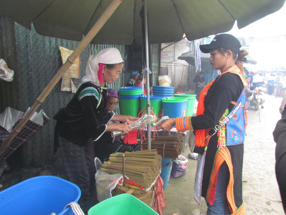 Nghề làm hương truyền thống giúp bà con nhân dân xã Dào San, huyện Phong Thổ (Lai Châu) có thêm thu nhập trong mỗi phiên chợ. (Ảnh: Việt Hoàng/TTXVN)