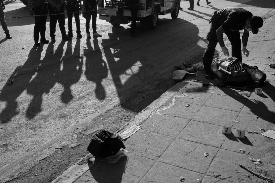 Cảnh sát pháp y điều tra hiện trường vụ án. (Nguồn: Time)