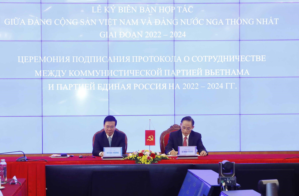 Trưởng Ban Đối ngoại Trung ương Lê Hoài Trung và Phó Bí thư Hội đồng Toàn thể Đảng Nước Nga Thống nhất Andrey Klimov ký trực tuyến Biên bản hợp tác giữa Đảng Cộng sản Việt Nam với Đảng Nước Nga Thống nhất giai đoạn 2022-2024. (Ảnh: Phương Hoa/TTXVN)