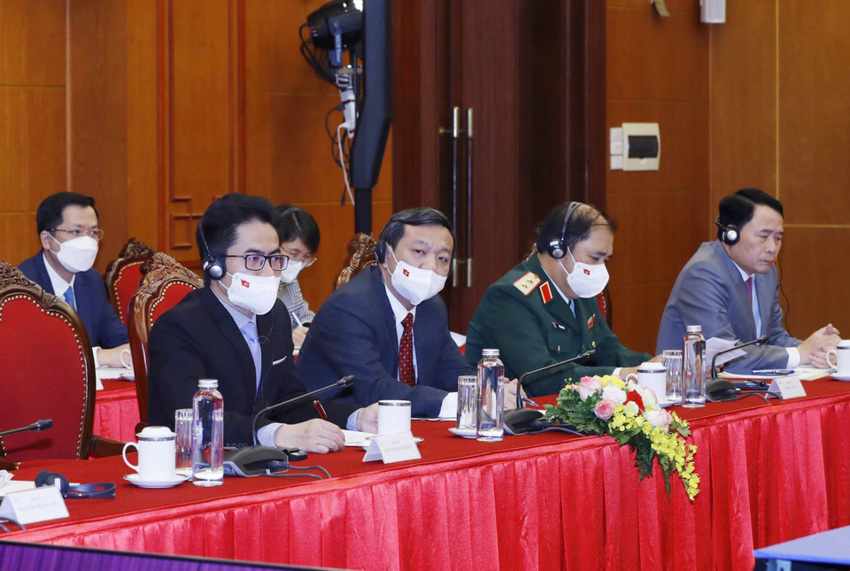 Các đại biểu dự hội nghị trực tuyến tại điểm cầu Hà Nội. (Ảnh: Phương Hoa/TTXVN)