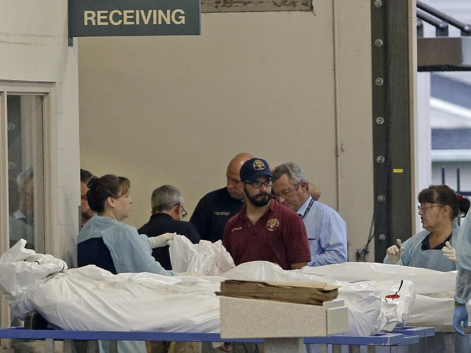 Nhân viên cứu hộ tiếp nhận thi thể các nạn nhân trong vụ thảm sát. Ít nhất 50 người đã thiệt mạng trong vụ xả súng. (Nguồn:theaustralian.com.au)