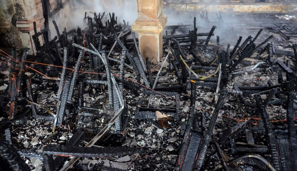 Hơn 5 giờ sáng 14/6/2016, đã xảy ra đám cháy lớn tại Nhà văn hóa Thiếu nhi tỉnh Điện Biên. (Ảnh: Xuân Tư/TTXVN)