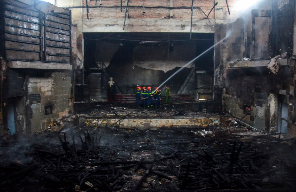 Do trần nhà là chất xốp cùng với các dãy ghế làm bằng vải dễ gây cháy nên đám cháy lan rất nhanh, thiêu rụi hoàn toàn hệ thống ghế ngồi bên trong hội trường, hệ thống loa máy và sân khấu, trần nhà, khung cửa kính… (Ảnh: Xuân Tư/TTXVN)