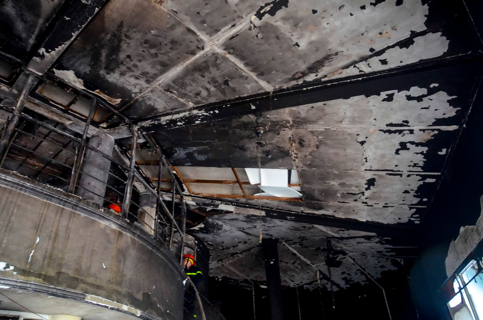 Lực lượng cứu hỏa đã kịp thời chữa cháy và di tản được một số tài sản khác như xe máy, giấy tờ bên trong khu vực Nhà văn hóa Thiếu nhi và ngăn chặn đám cháy lan sang khu vực khác. (Ảnh: Xuân Tư/TTXVN)