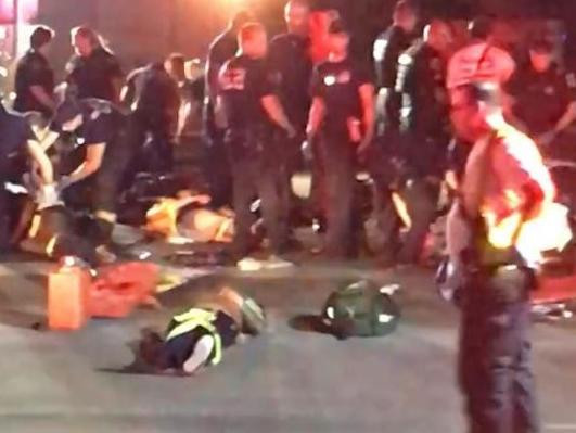 Các nạn nhân được đưa ra khỏi hộp đêm. (Nguồn: theaustralian.com.au)