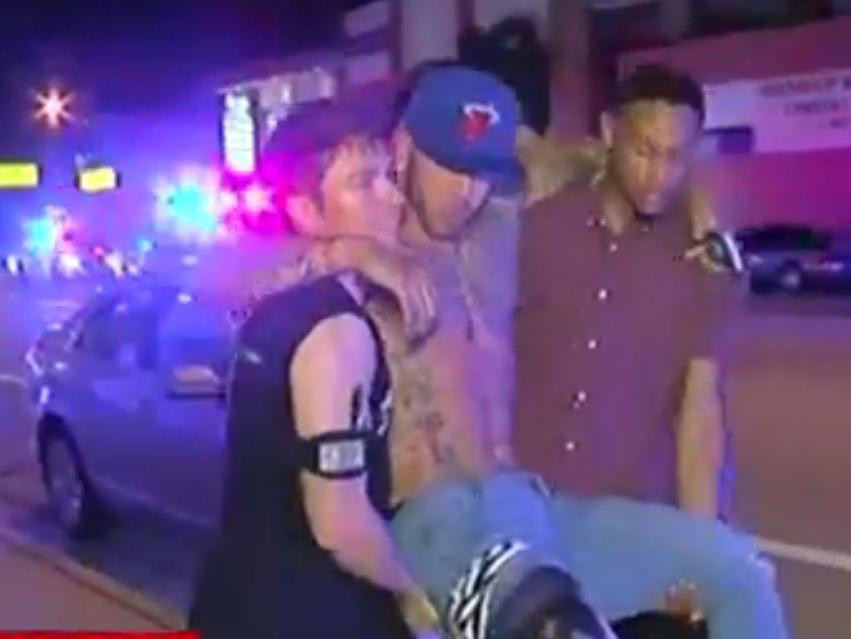 Một nạn nhân được đưa ra khỏi hộp đêm. (Nguồn: theaustralian.com.au)