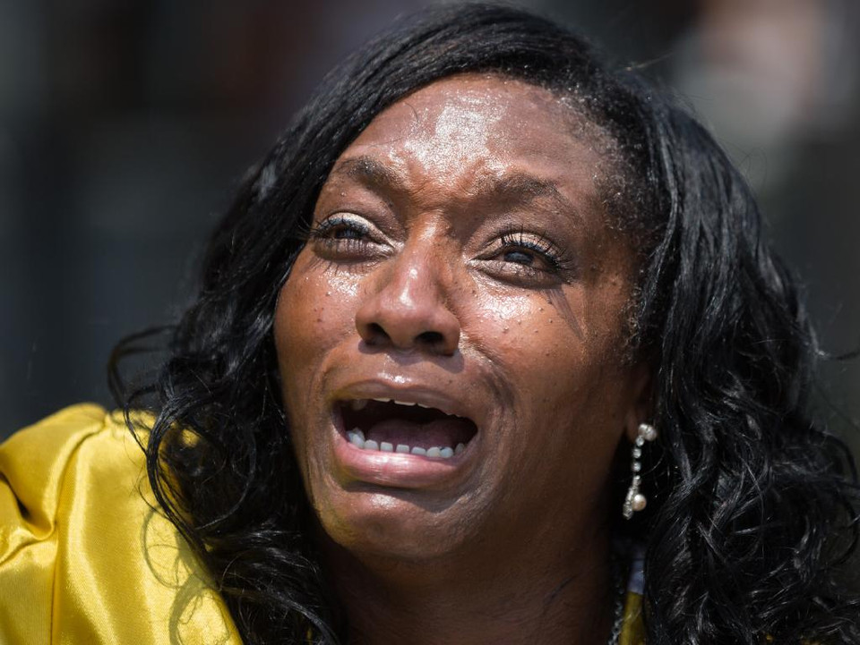 Bà Annette Stubbs, hoạt động tại nhà thờ địa phương, cầu nguyện cho các nạn nhân. (Nguồn: theaustralian.com.au)