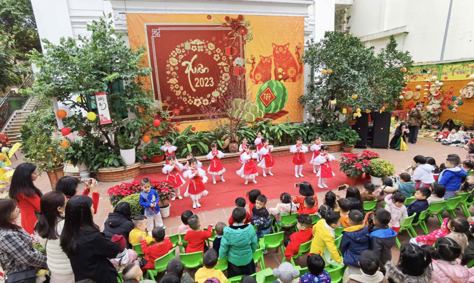 Các tiết mục văn nghệ rộn ràng không khí Xuân do các em học sinh trường mẫu giáo mầm non A, quận Hoàn Kiếm (Hà Nội) biểu diễn. (Ảnh: Thanh Tùng/TTXVN)