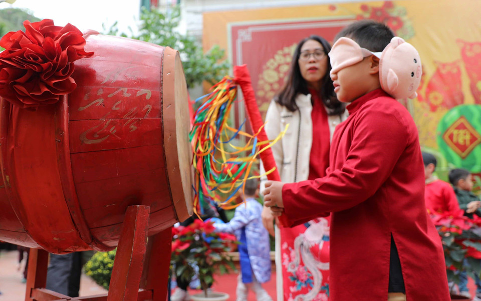 Trẻ em tham giò trò chơi bịt mắt đánh trống. (Ảnh: Thanh Tùng/TTXVN)