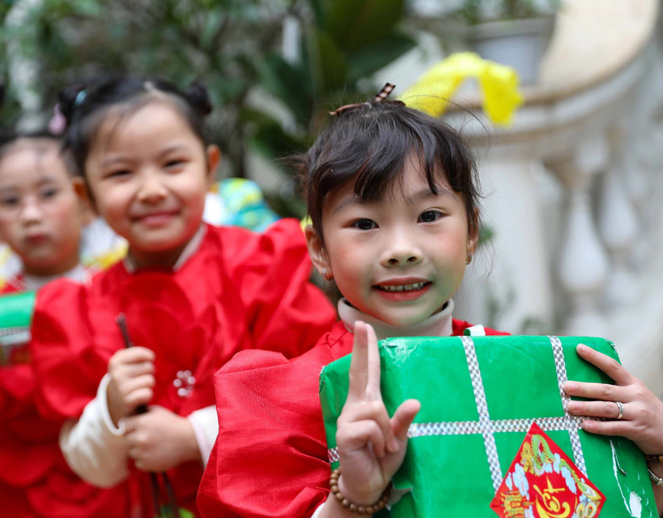 Bé vui cùng "Xuân yêu thương." (Ảnh: Thanh Tùng/TTXVN)